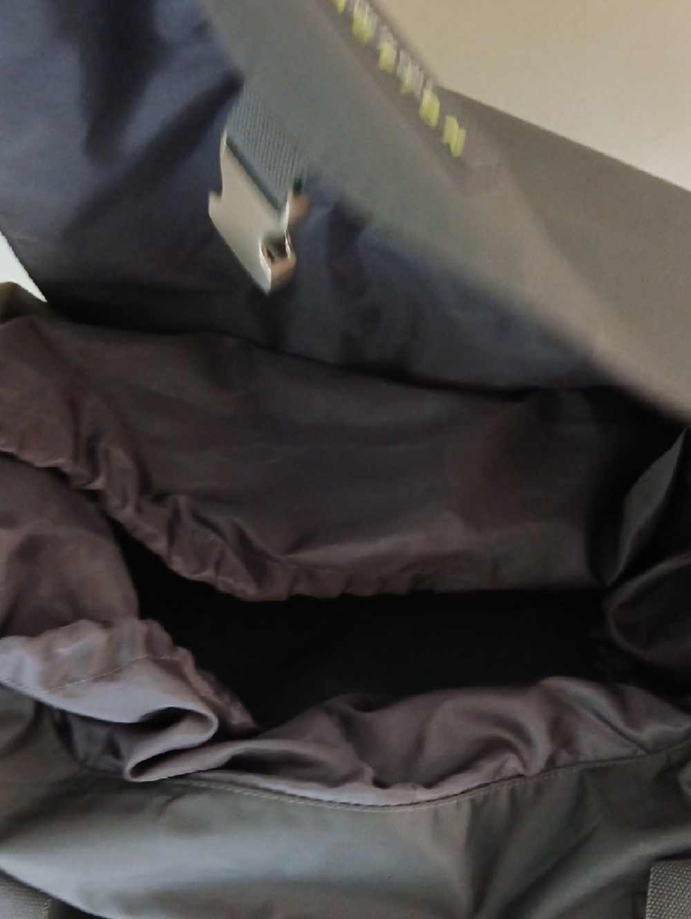 Kenneth Cole Reaction Black Duffel Bag - Picture 8 of 8